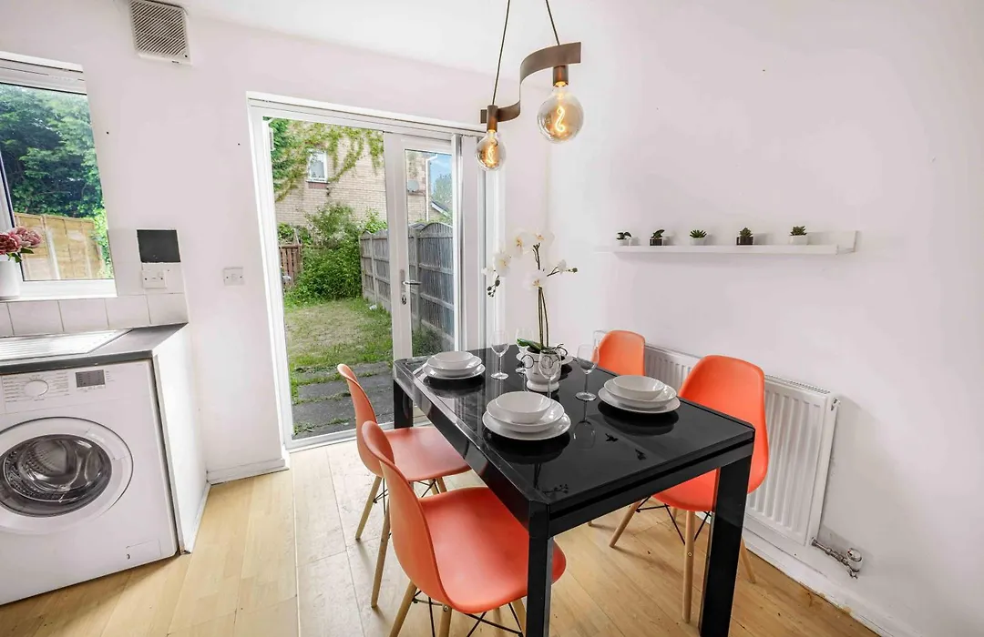 Manchester City Centre House, Perfect For Long Stays! Parking, Wifi, Outdoor Space-1