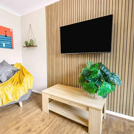 Manchester City Centre House, Perfect For Long Stays! Parking, Wifi, Outdoor Space-2