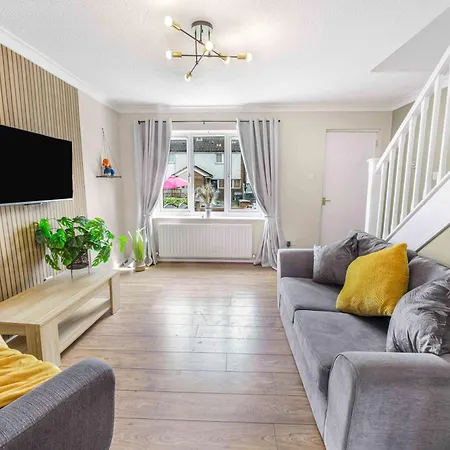 Manchester City Centre House, Perfect For Long Stays! Parking, Wifi, Outdoor Space-3